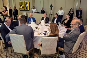(Φώτος Kerkida) Γαλαζοκίτρινο... Gala Dinner στην παρουσία του ΠτΔ