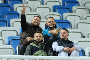 Στις κερκίδες/Πρίστινα