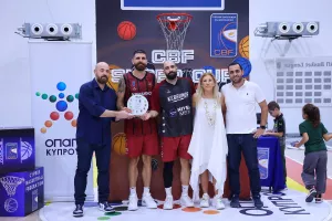Η απονομή του τροπαίου στον Κεραυνό (φώτος)