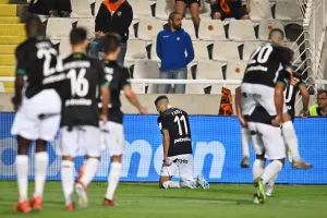 Στο γήπεδο αυτό... 