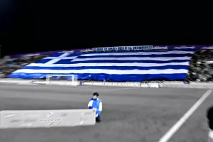 (ΒΙΝΤΕΟ Kerkida/φώτος) Είσοδος... με μια τεράστια Ελληνική σημαία από τους Πορτοκαλί!