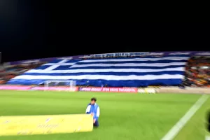 (ΒΙΝΤΕΟ Kerkida/φώτος) Είσοδος... με μια τεράστια Ελληνική σημαία από τους Πορτοκαλί!