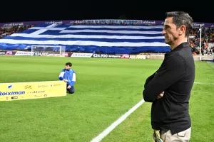 (ΒΙΝΤΕΟ Kerkida/φώτος) Είσοδος... με μια τεράστια Ελληνική σημαία από τους Πορτοκαλί!
