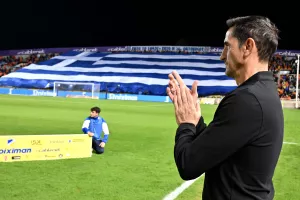 (ΒΙΝΤΕΟ Kerkida/φώτος) Είσοδος... με μια τεράστια Ελληνική σημαία από τους Πορτοκαλί!