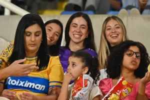 (ΦΩΤΟΣ) Εικόνες από τις κερκίδες στο ΑΠΟΕΛ-ΑΕΚ