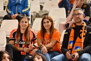 (ΦΩΤΟΣ) Εικόνες από τις κερκίδες στο ΑΠΟΕΛ-ΑΕΚ
