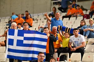 (ΦΩΤΟΣ) Εικόνες από τις κερκίδες στο ΑΠΟΕΛ-ΑΕΚ