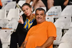 (ΦΩΤΟΣ) Εικόνες από τις κερκίδες στο ΑΠΟΕΛ-ΑΕΚ