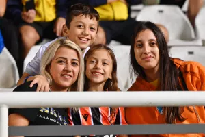 (ΦΩΤΟΣ) Εικόνες από τις κερκίδες στο ΑΠΟΕΛ-ΑΕΚ