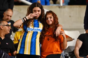 (ΦΩΤΟΣ) Εικόνες από τις κερκίδες στο ΑΠΟΕΛ-ΑΕΚ