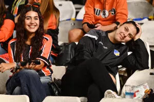 (ΦΩΤΟΣ) Εικόνες από τις κερκίδες στο ΑΠΟΕΛ-ΑΕΚ