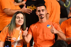 (ΦΩΤΟΣ) Εικόνες από τις κερκίδες στο ΑΠΟΕΛ-ΑΕΚ