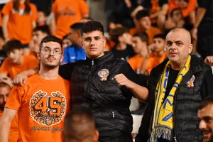(ΦΩΤΟΣ) Εικόνες από τις κερκίδες στο ΑΠΟΕΛ-ΑΕΚ
