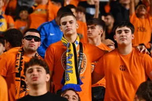 (ΦΩΤΟΣ) Εικόνες από τις κερκίδες στο ΑΠΟΕΛ-ΑΕΚ