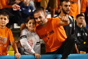 (ΦΩΤΟΣ) Εικόνες από τις κερκίδες στο ΑΠΟΕΛ-ΑΕΚ