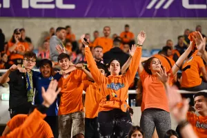 (ΦΩΤΟΣ) Εικόνες από τις κερκίδες στο ΑΠΟΕΛ-ΑΕΚ