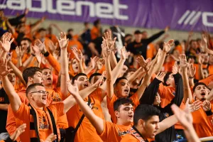 (ΦΩΤΟΣ) Εικόνες από τις κερκίδες στο ΑΠΟΕΛ-ΑΕΚ