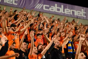 (ΦΩΤΟΣ) Εικόνες από τις κερκίδες στο ΑΠΟΕΛ-ΑΕΚ