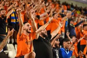 (ΦΩΤΟΣ) Εικόνες από τις κερκίδες στο ΑΠΟΕΛ-ΑΕΚ