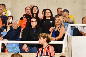 (ΦΩΤΟΣ) Εικόνες από τις κερκίδες στο ΑΠΟΕΛ-ΑΕΚ