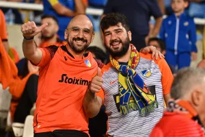 (ΦΩΤΟΣ) Εικόνες από τις κερκίδες στο ΑΠΟΕΛ-ΑΕΚ