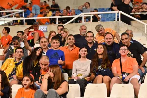 (ΦΩΤΟΣ) Εικόνες από τις κερκίδες στο ΑΠΟΕΛ-ΑΕΚ