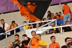 (ΦΩΤΟΣ) Εικόνες από τις κερκίδες στο ΑΠΟΕΛ-ΑΕΚ