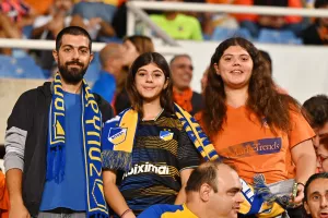 (ΦΩΤΟΣ) Εικόνες από τις κερκίδες στο ΑΠΟΕΛ-ΑΕΚ