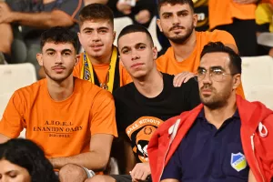 (ΦΩΤΟΣ) Εικόνες από τις κερκίδες στο ΑΠΟΕΛ-ΑΕΚ