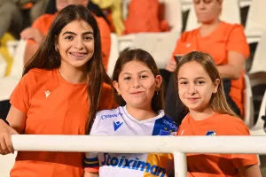 (ΦΩΤΟΣ) Εικόνες από τις κερκίδες στο ΑΠΟΕΛ-ΑΕΚ