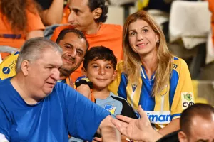 (ΦΩΤΟΣ) Εικόνες από τις κερκίδες στο ΑΠΟΕΛ-ΑΕΚ