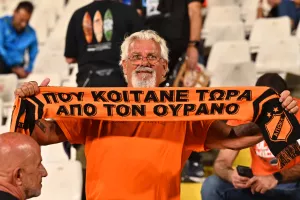 (ΦΩΤΟΣ) Εικόνες από τις κερκίδες στο ΑΠΟΕΛ-ΑΕΚ