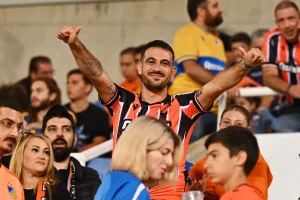 (ΦΩΤΟΣ) Εικόνες από τις κερκίδες στο ΑΠΟΕΛ-ΑΕΚ