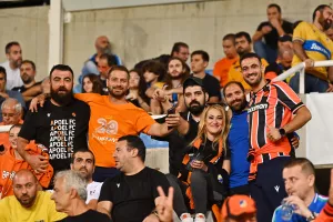(ΦΩΤΟΣ) Εικόνες από τις κερκίδες στο ΑΠΟΕΛ-ΑΕΚ