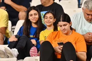 (ΦΩΤΟΣ) Εικόνες από τις κερκίδες στο ΑΠΟΕΛ-ΑΕΚ