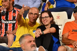 (ΦΩΤΟΣ) Εικόνες από τις κερκίδες στο ΑΠΟΕΛ-ΑΕΚ