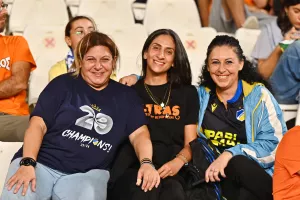 (ΦΩΤΟΣ) Εικόνες από τις κερκίδες στο ΑΠΟΕΛ-ΑΕΚ