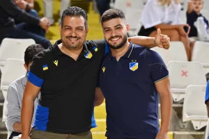 (ΦΩΤΟΣ) Εικόνες από τις κερκίδες στο ΑΠΟΕΛ-ΑΕΚ