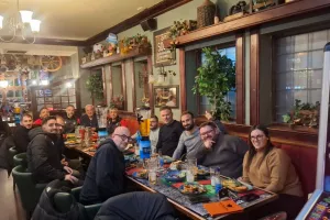 Δεξιώθηκαν τα ΜΜΕ από την Ομόνοια