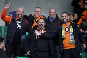 Ο κόσμος του ΑΠΟΕΛ στο Tallaght Stadium (φώτος)