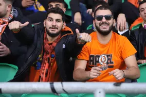 Ο κόσμος του ΑΠΟΕΛ στο Tallaght Stadium (φώτος)