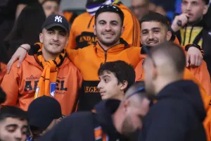 Ο κόσμος του ΑΠΟΕΛ στο Tallaght Stadium (φώτος)