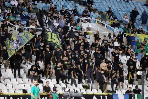 (ΦΩΤΟΣ) Εικόνες από τις κερκίδες στο ΑΠΟΕΛ-ΑΕΚ