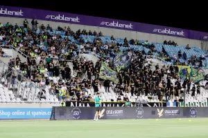 (ΦΩΤΟΣ) Εικόνες από τις κερκίδες στο ΑΠΟΕΛ-ΑΕΚ