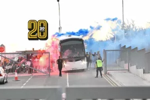 (Φώτος) Υποδοχή με καπνογόνα 