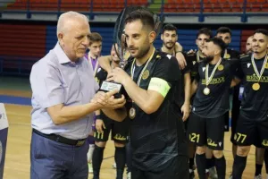 Η απονομή στην ΑΕΛ! (Φώτος)