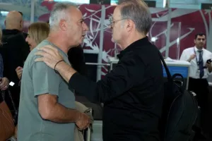 (ΦΩΤΟΣ) Η άφιξη της αποστολής του ΑΠΟΕΛ 