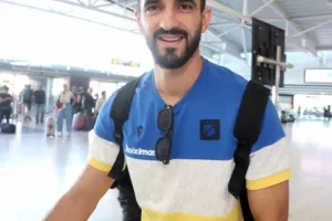 (ΦΩΤΟΣ) Η άφιξη της αποστολής του ΑΠΟΕΛ 