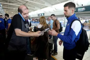 (ΦΩΤΟΣ) Η άφιξη της αποστολής του ΑΠΟΕΛ 