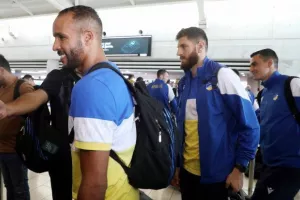(ΦΩΤΟΣ) Η άφιξη της αποστολής του ΑΠΟΕΛ 